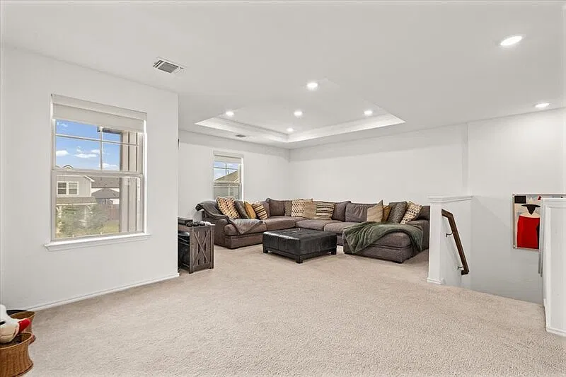 4 bed, 3.0 bath, 2081 sqft, $2,200 — Photo 3