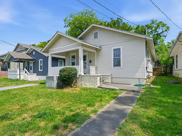 216 N Hickory St — Photo 1
