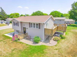 1928 Carriage Hill Dr, Waterloo, IA 50701