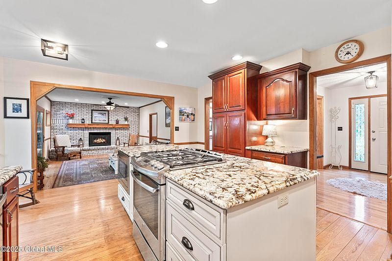 5th image of 6 Iroquois Drive