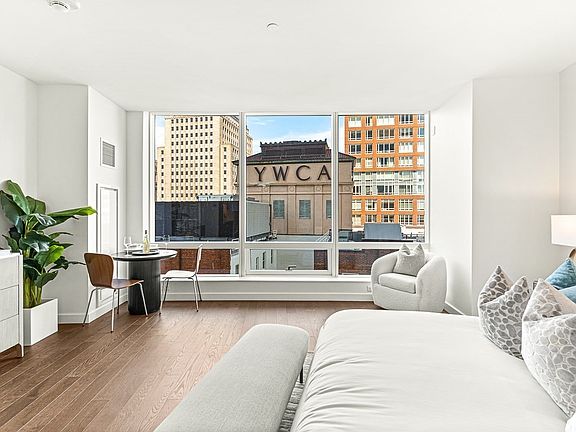 3rd image of 430 Stuart St #1619