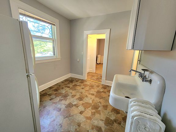 5th image of 327 6th Ave SE