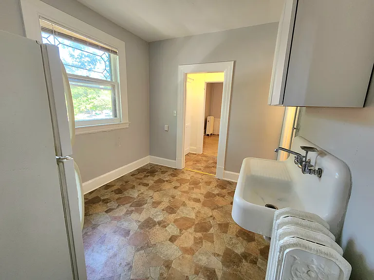 327 6th Ave SE #4 — Photo 2