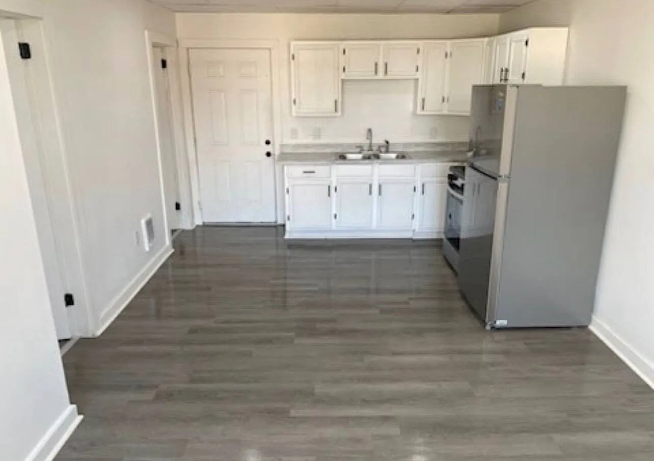 2 bed, 1.0 bath, $1,300 — Photo 2