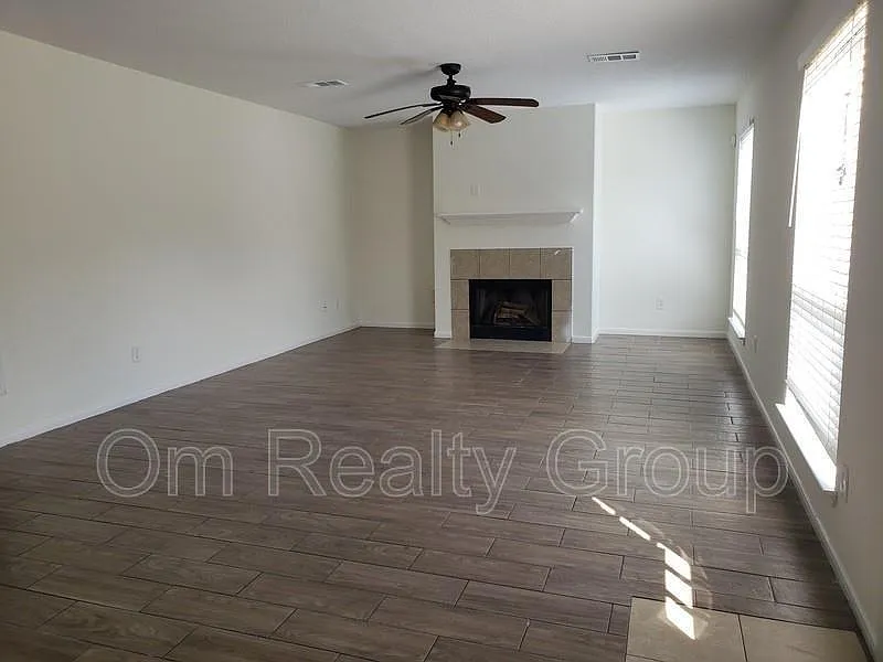 4 bed, 2.5 bath, 2738 sqft, $1,950 — Photo 2