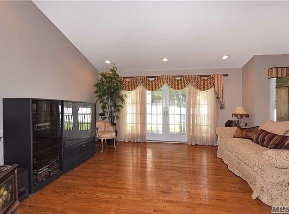 5th image of 427 Rose Ln