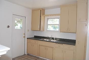 4th image of 913 S Campus Ave