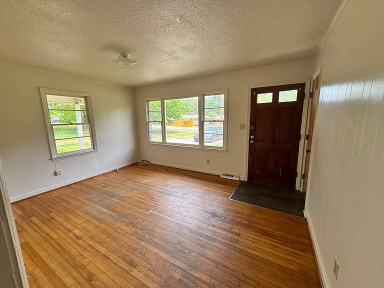 1223 Masonic Dr — Photo 9