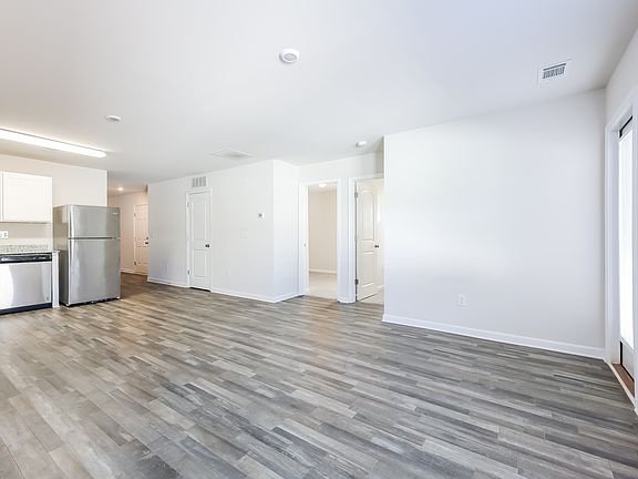 4th image of 121 Colonial Walk