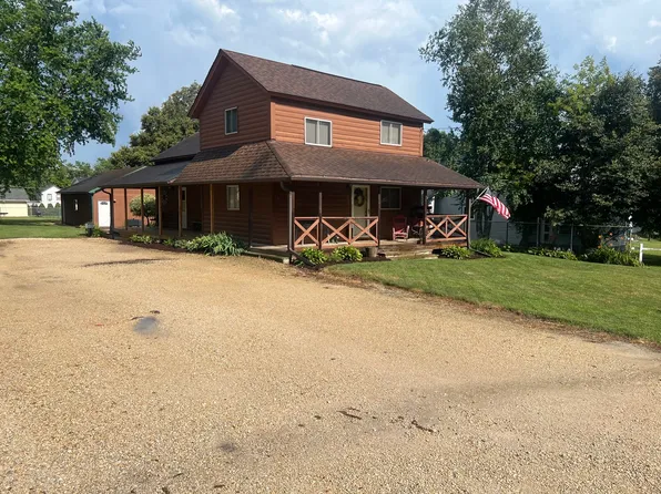 402 Paddock Ave, Ashton, IL 61006