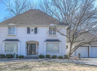 9313 Alhambra St, Prairie Village, KS 66207