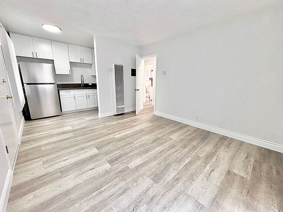 2nd image of 4241 Van Horne Ave #5