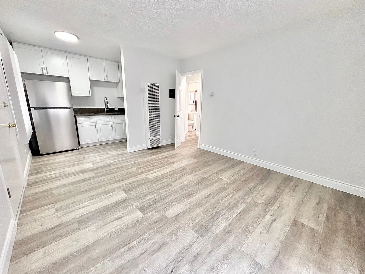 Building Photo - 4241 Van Horne Ave #5