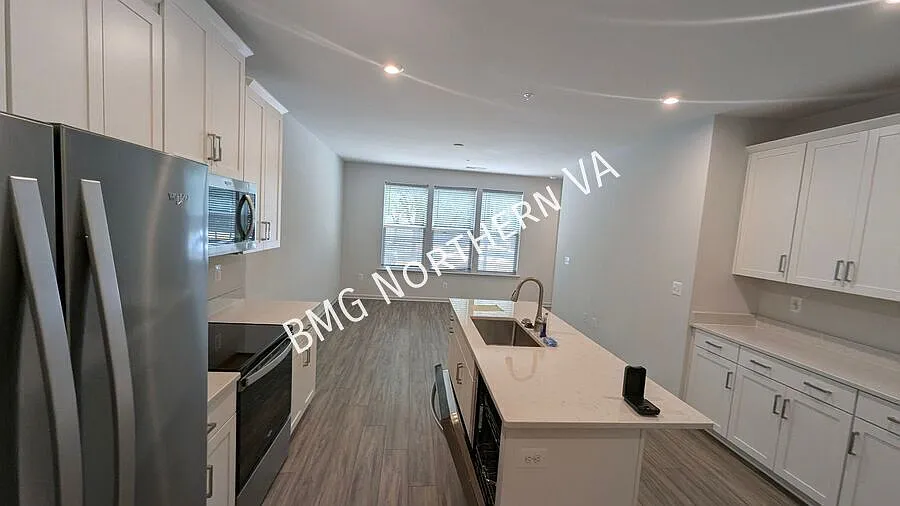 Modern 3 Bed 2.5 Bath Interior Townhome In Neabsco Landing Condominium — Photo 4