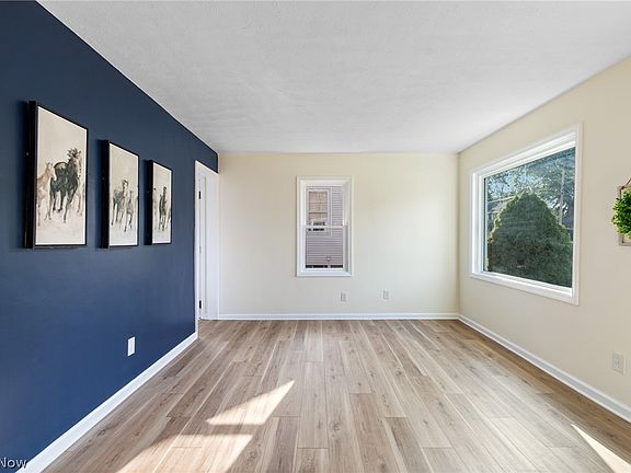 4th image of 827 Davies Ave