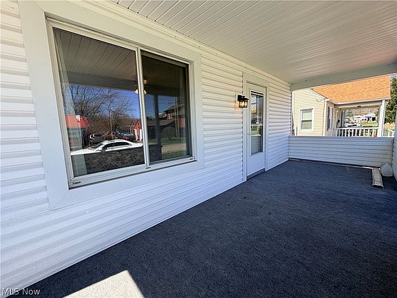 5th image of 817 Superior St