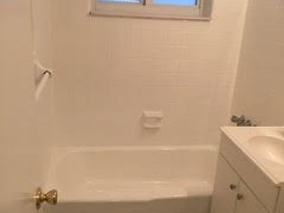 3rd image of 823 SE 14th St APT 4