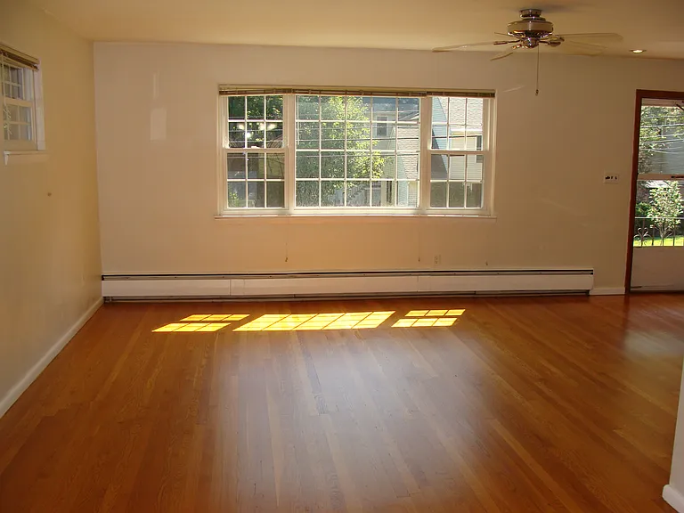 407 Lowell Ave — Photo 1