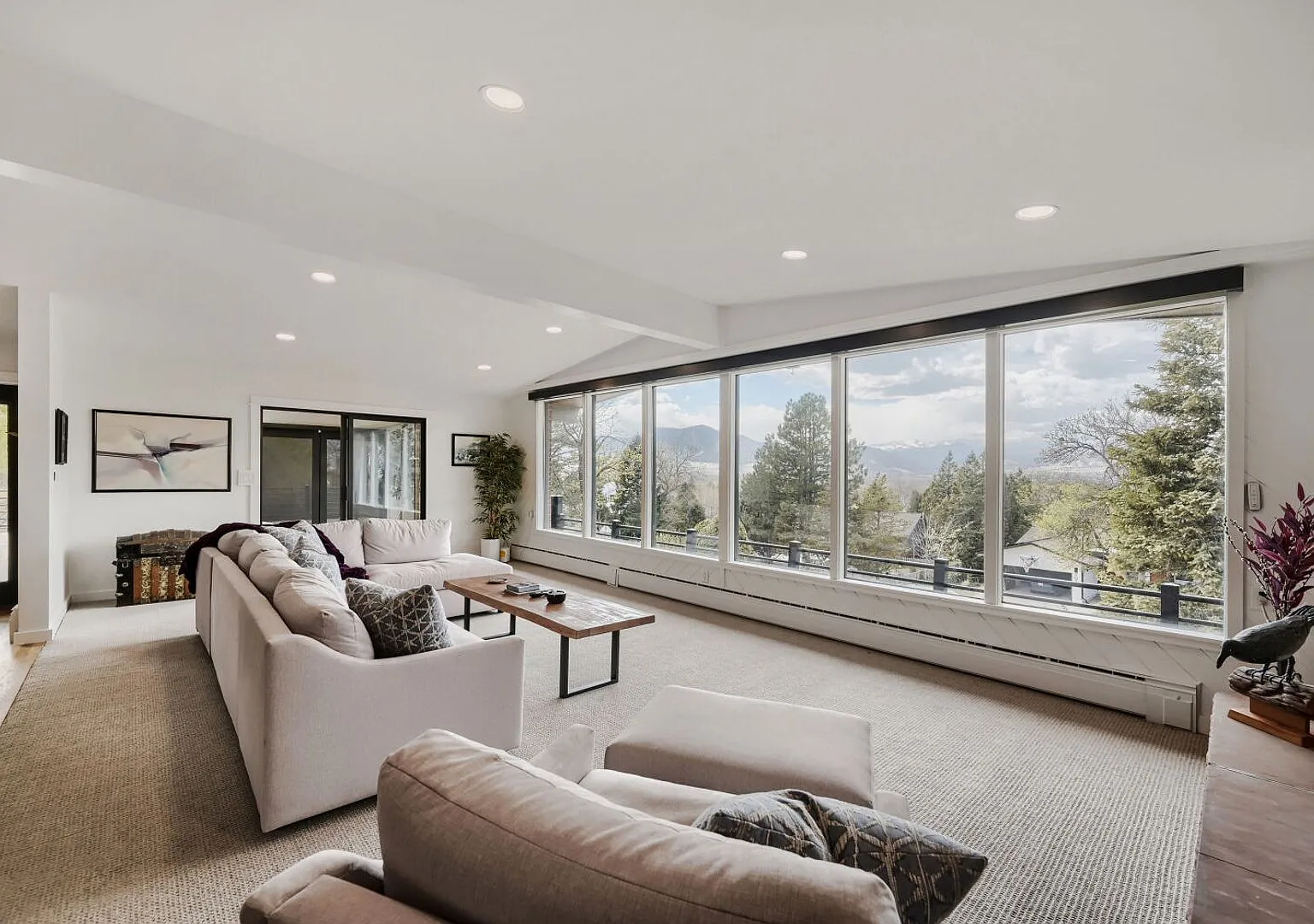Panoramic Peaks and Ultimate Boulder Retreat — Photo 2