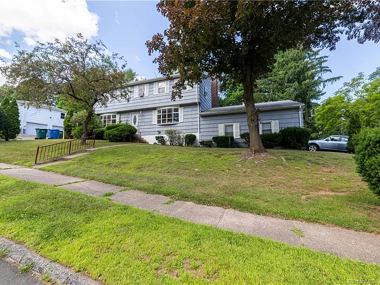 7 Anns Farm Rd — Photo 1