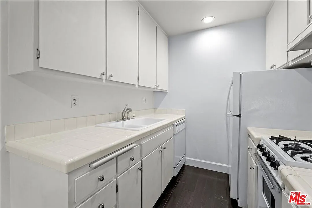 1 bed, 1.0 bath, 673 sqft, $3,000 — Photo 2