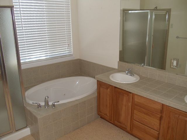 Master w/jetted tub