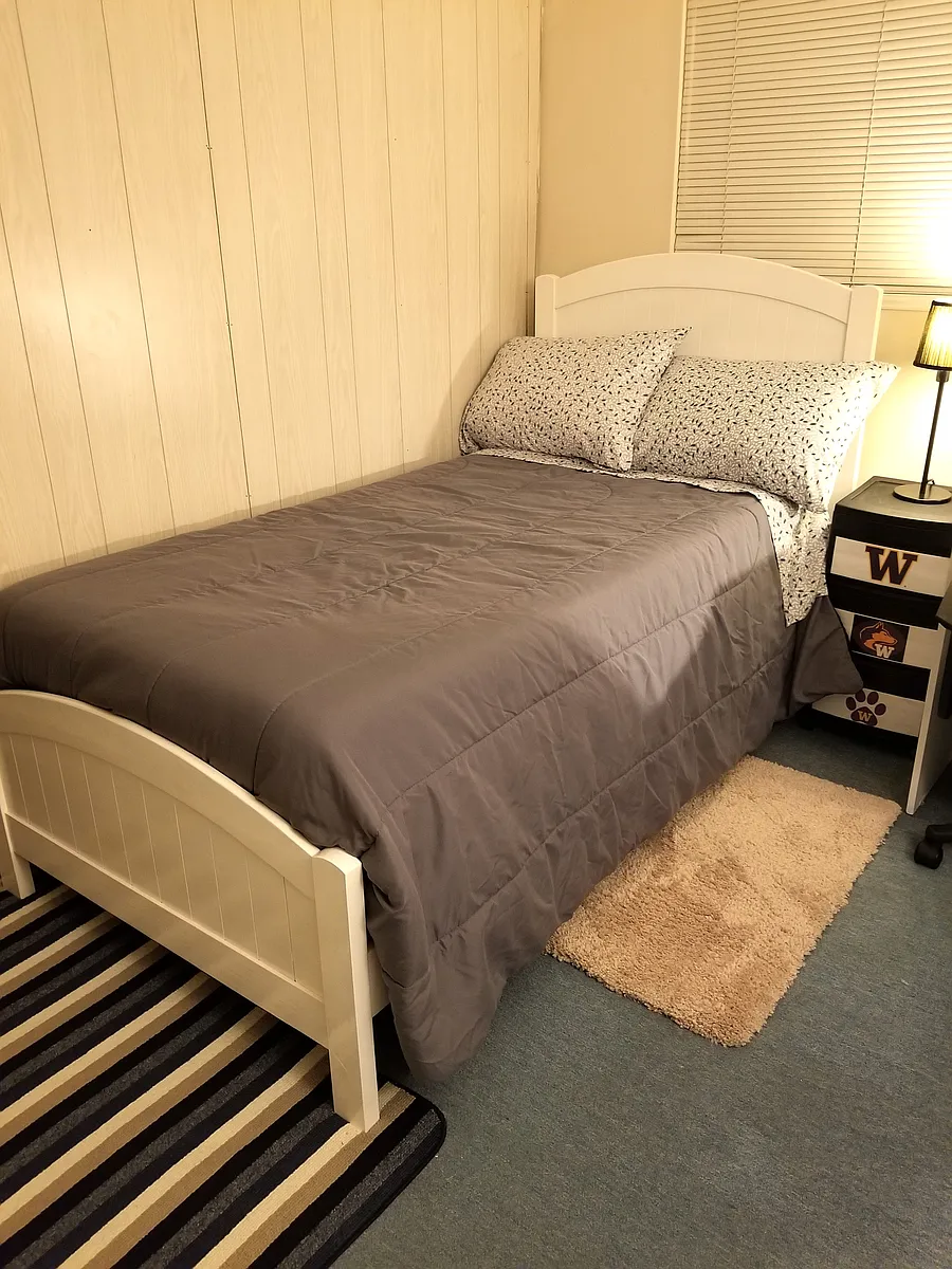 Ivory Room - Furnished BED - 4520 36th Ave NE #B