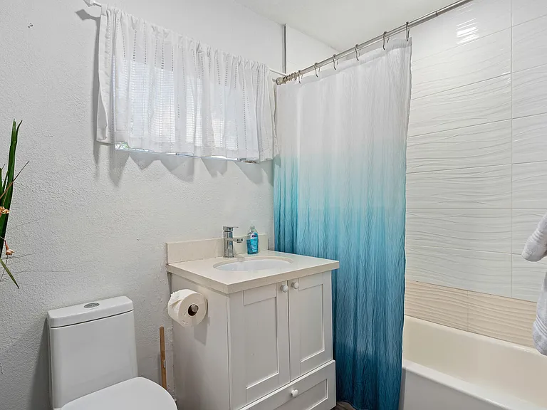 3961 NE 10th Ave — Photo 40