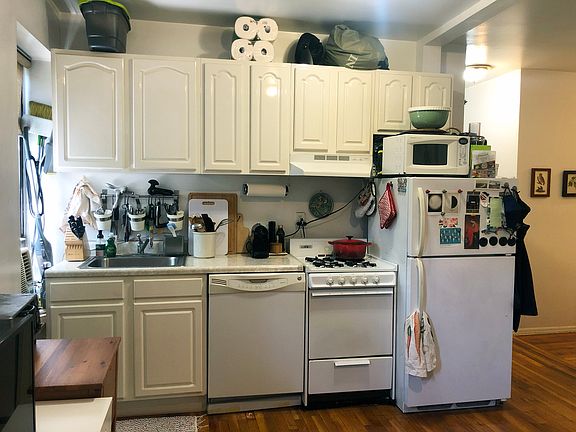 3rd image of 280 E 10th St APT 2