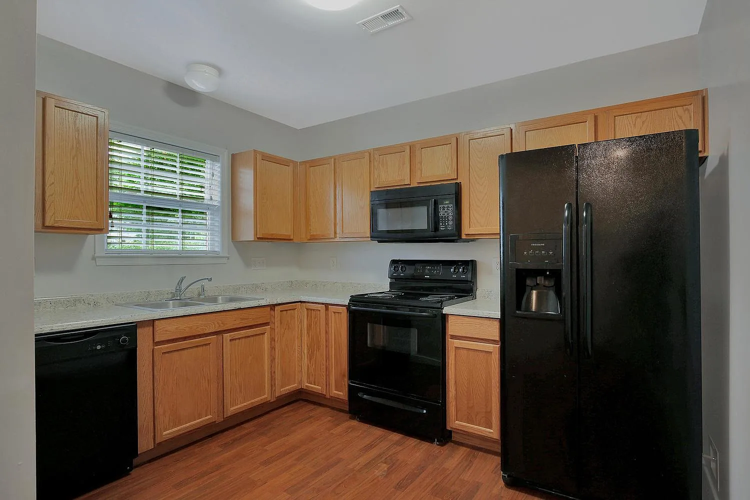 3 bed, 3.5 bath, 1740 sqft, $2,000 — Photo 2