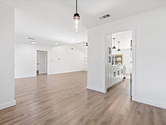 4th image of 5801 Cherry Creek Dr