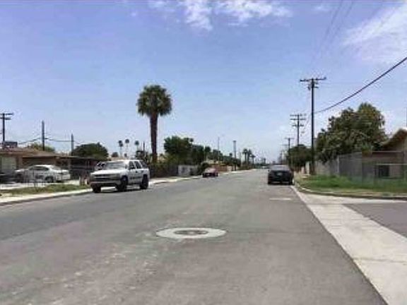 Exterior Neighborhood (street photo)