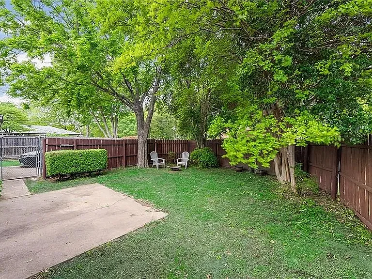 2011 W Red Bird Ln — Photo 15