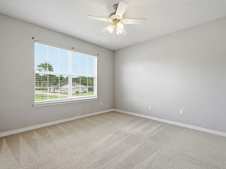 339 Peggy Dr — Photo 3