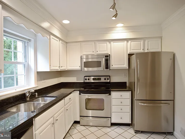 7041 Alicent Pl — Photo 8