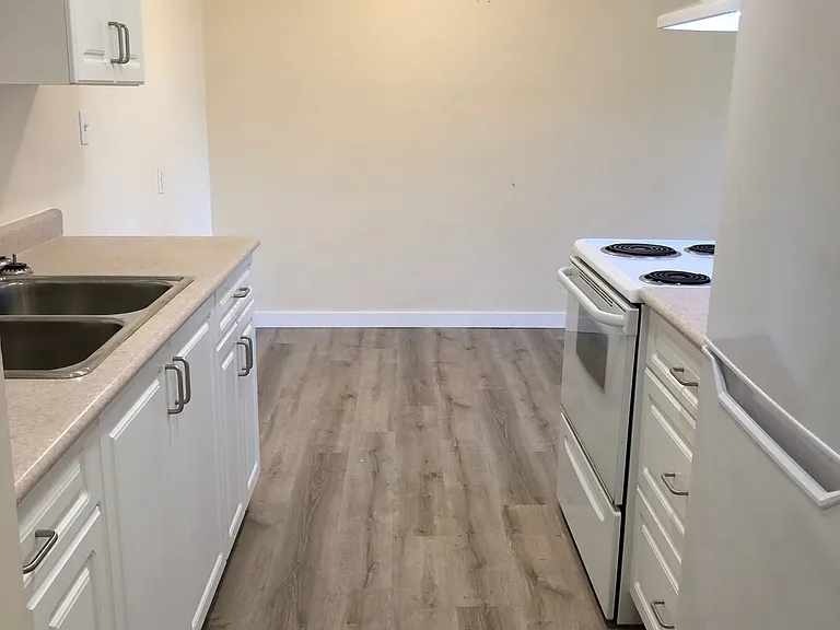885 Craigflower Rd — Photo 5