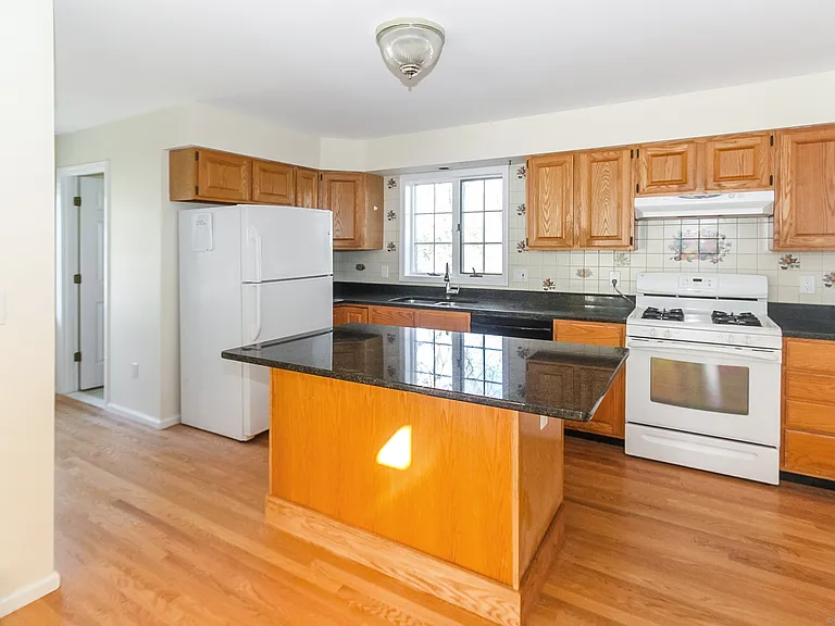 107 Benson Pl — Photo 6