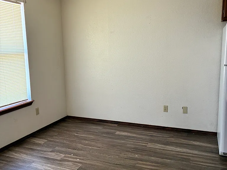 302 S Avenue I — Photo 3
