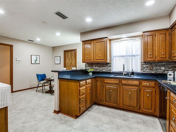 4th image of 1101 Whispering Oaks Ln