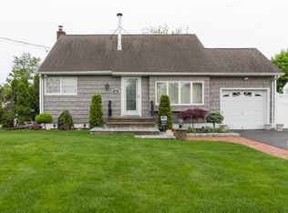 383 40th St, Lindenhurst, NY 11757