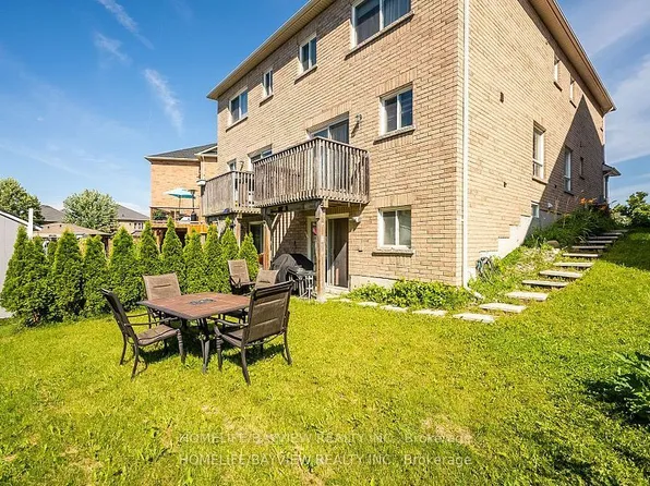 32 Four Seasons Cres, East Gwillimbury, ON L9N 0C3