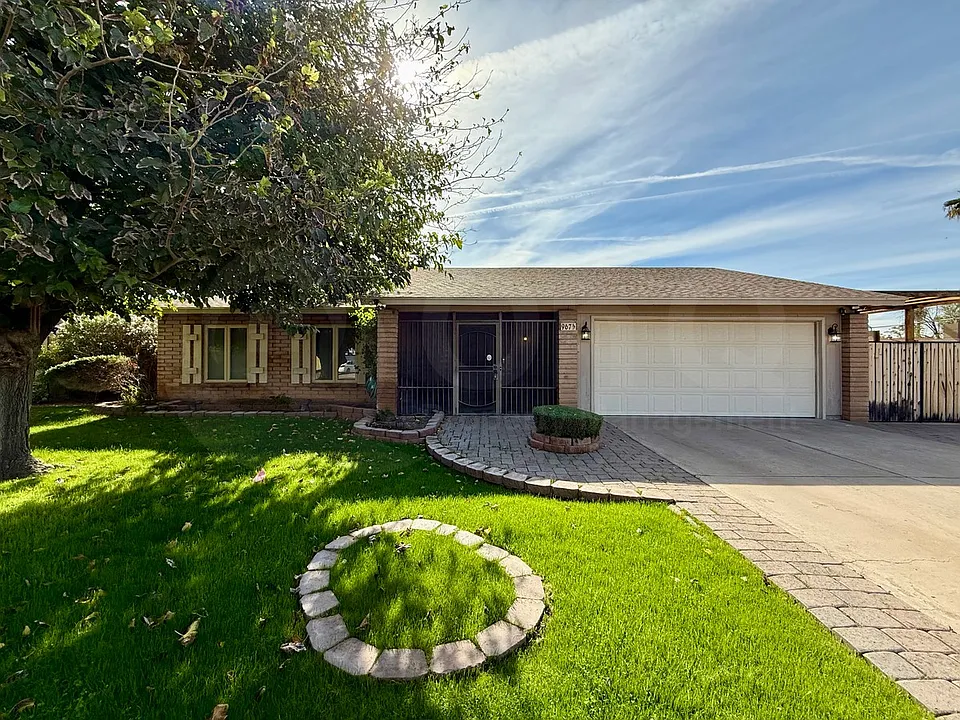 967 W La Jolla Dr
