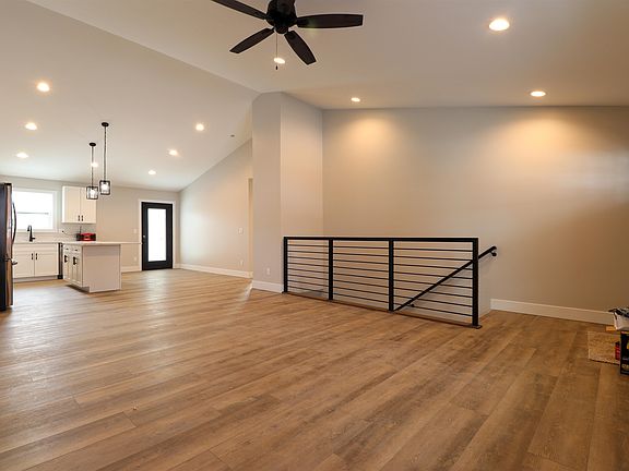 4th image of 801 Hawkeye Heights Rd