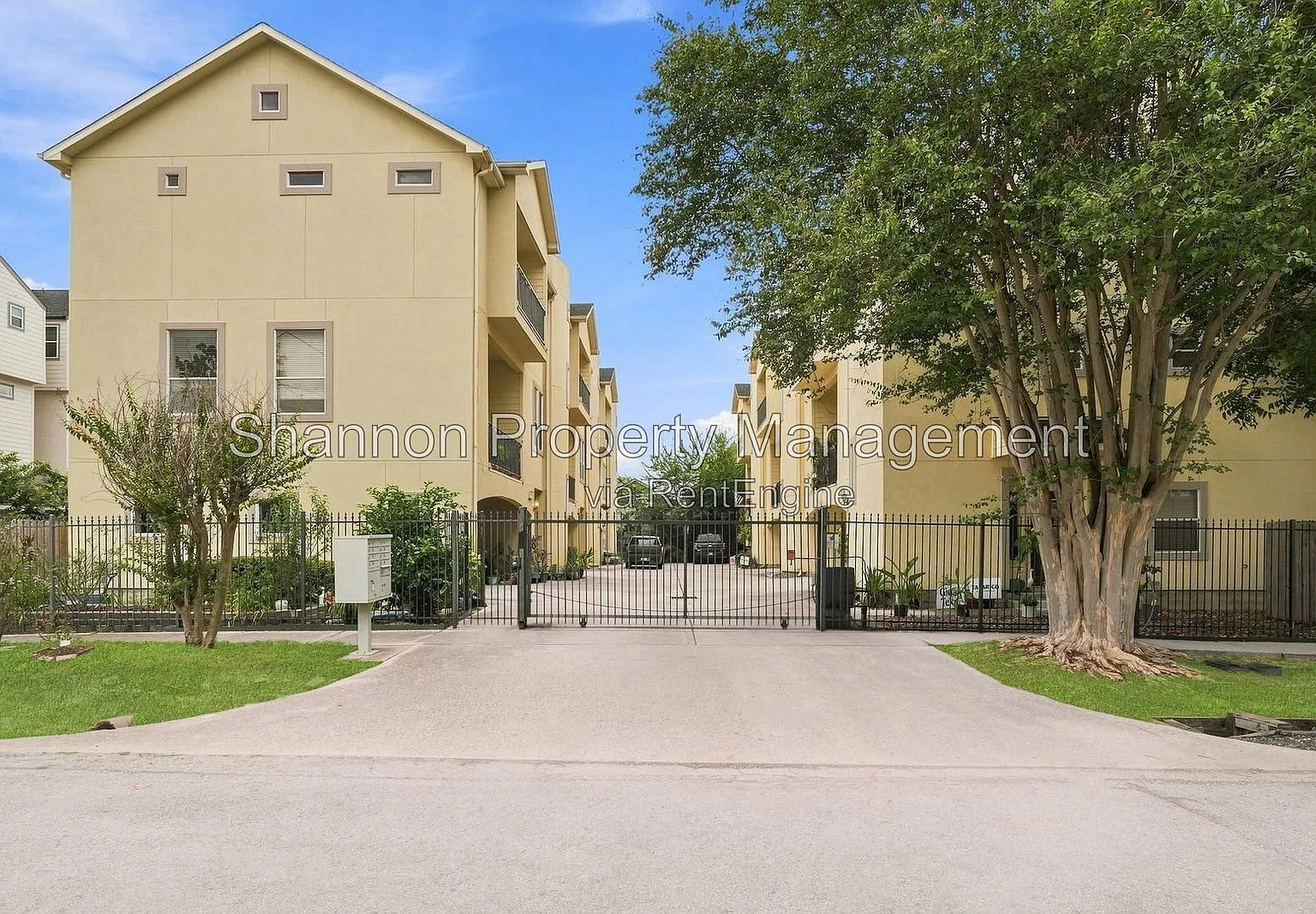3 bed, 3.5 bath, 2277 sqft, $3,100 — Photo 2