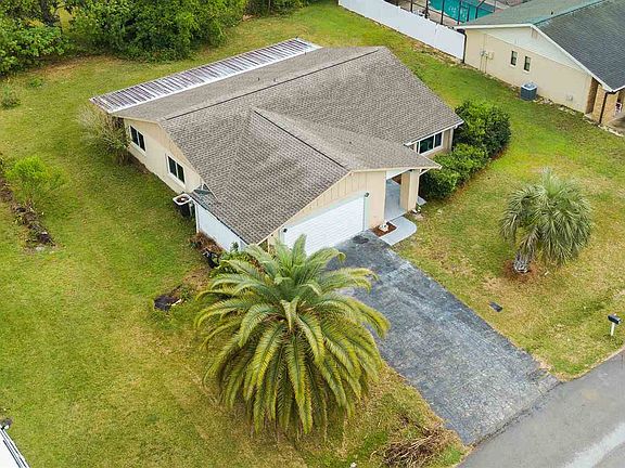 3rd image of 18 Farmbrook Ln