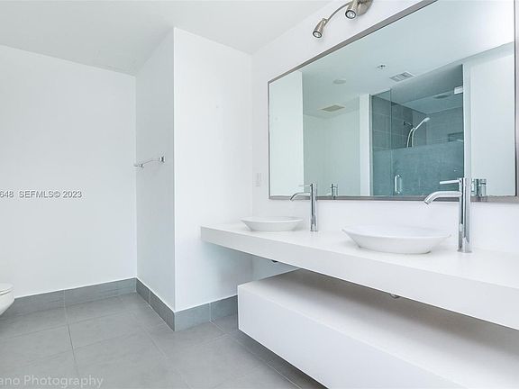 4th image of 92 SW 3rd St #1304