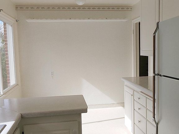 Kitchen dining area