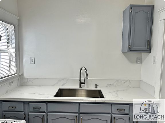 4th image of 833 E 1st St #7