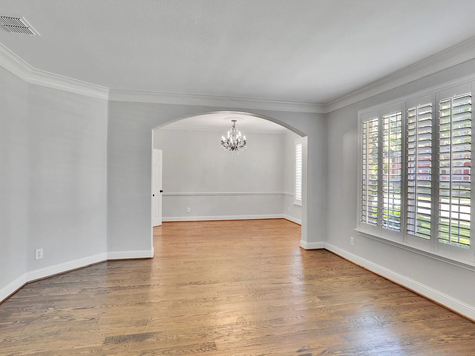 5 bed, 3871 sqft, $5,500 — Photo 2