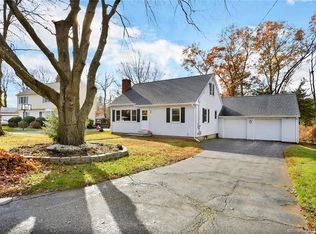 31 Macarthur Rd, Trumbull, CT 06611